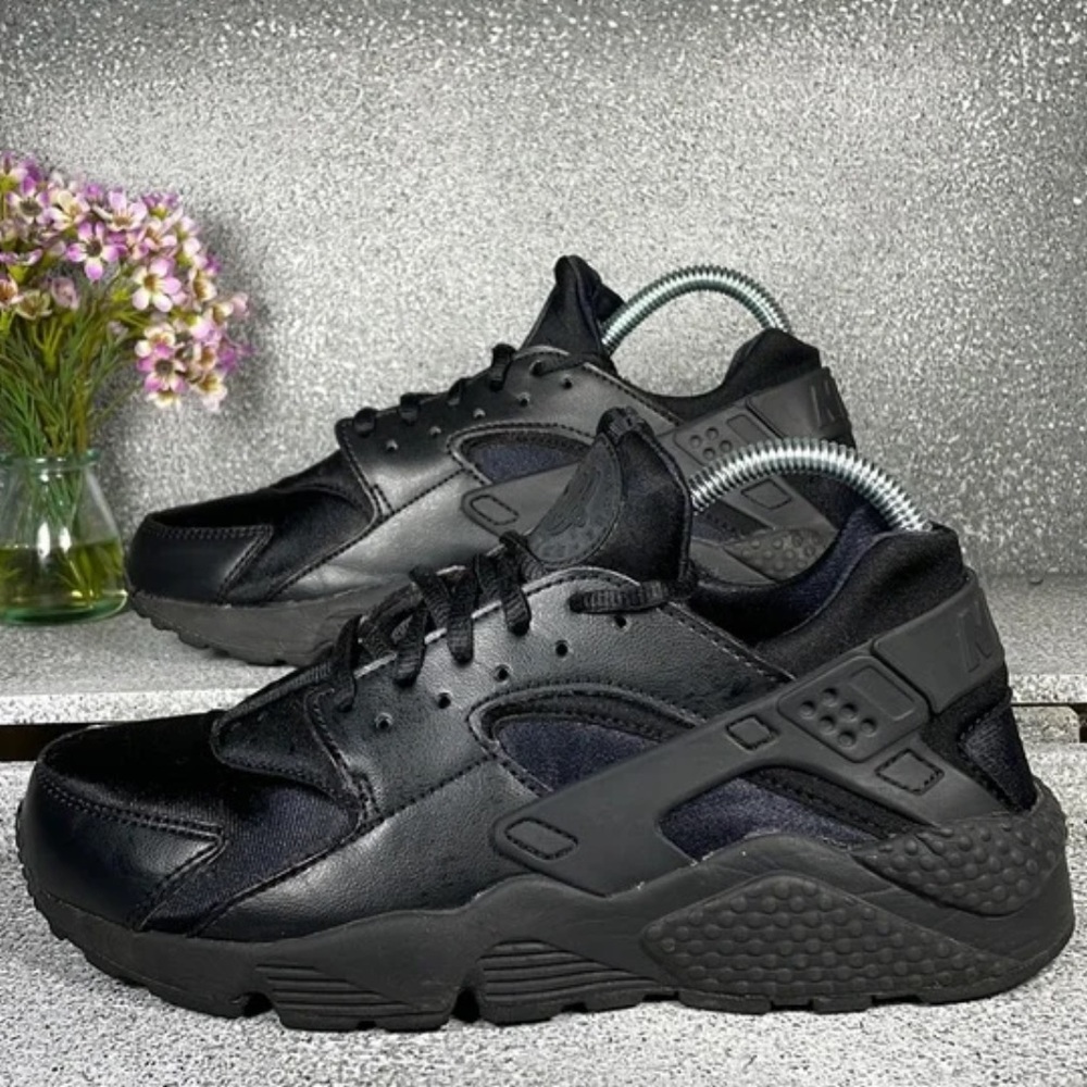 BRAND NEW NIKE HUARACHE ALL BLACK SIZE 5.5Y